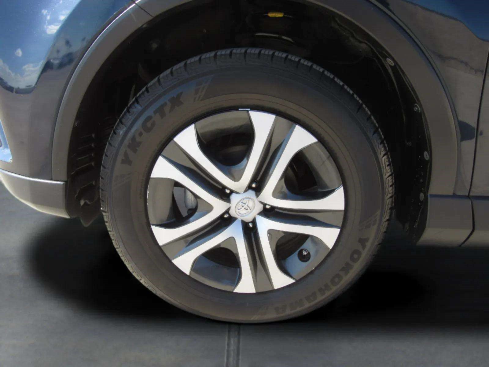 Used 2018 Toyota RAV4 LE FWD image 4