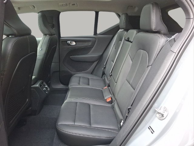 New 2025 Volvo XC40 B5 Ultra w/ Climate Package AWD/4WD image 3