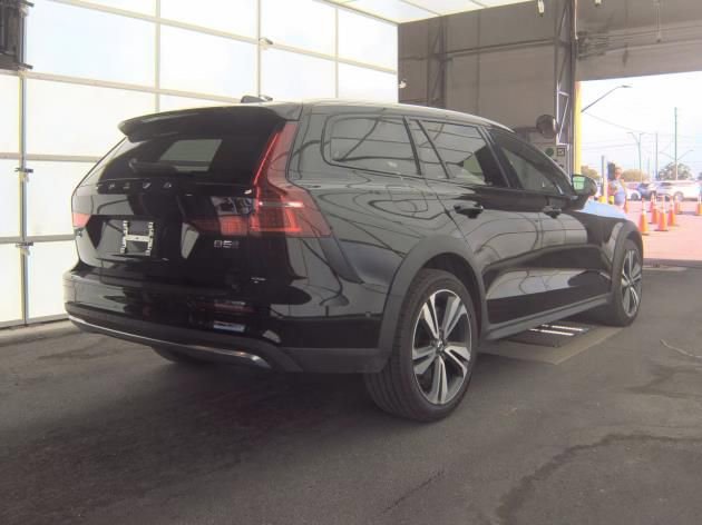 Used 2025 Volvo V60 B5 Cross Country Plus AWD/4WD image 2