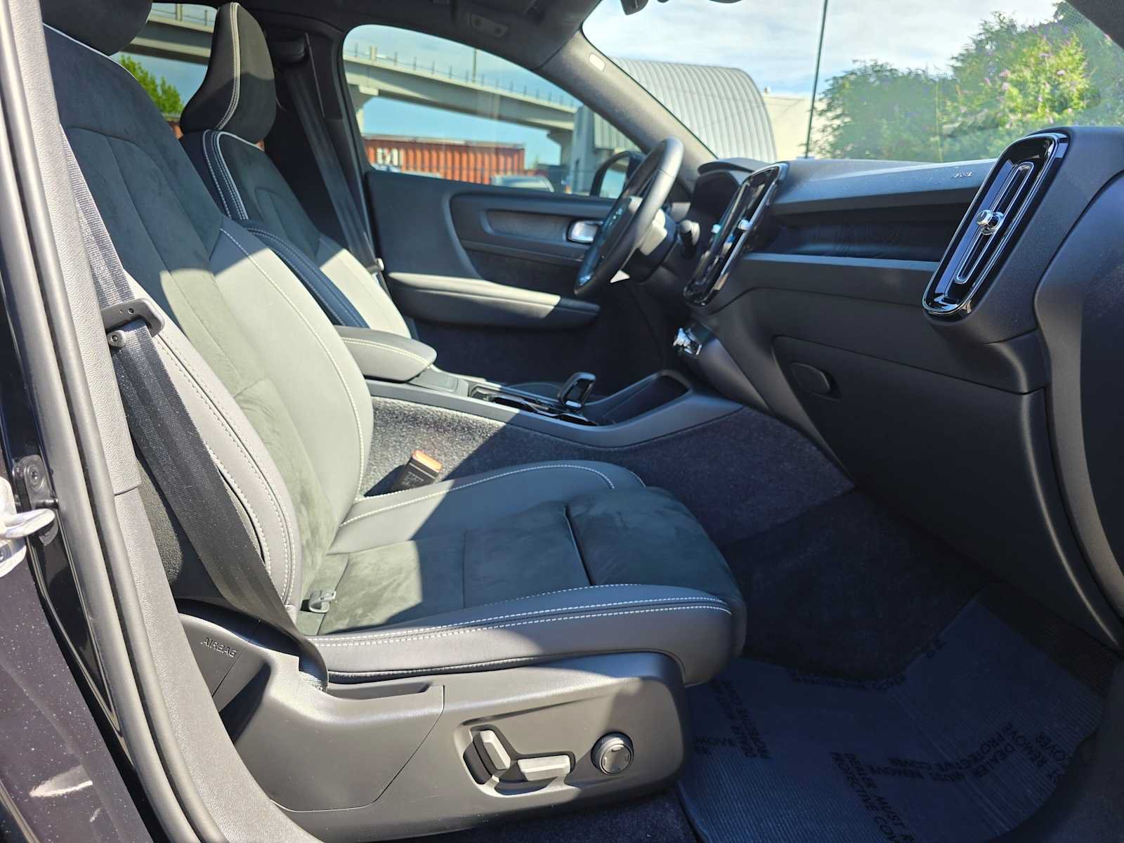 Certified 2023 Volvo C40 P8 Recharge Ultimate AWD/4WD image 11