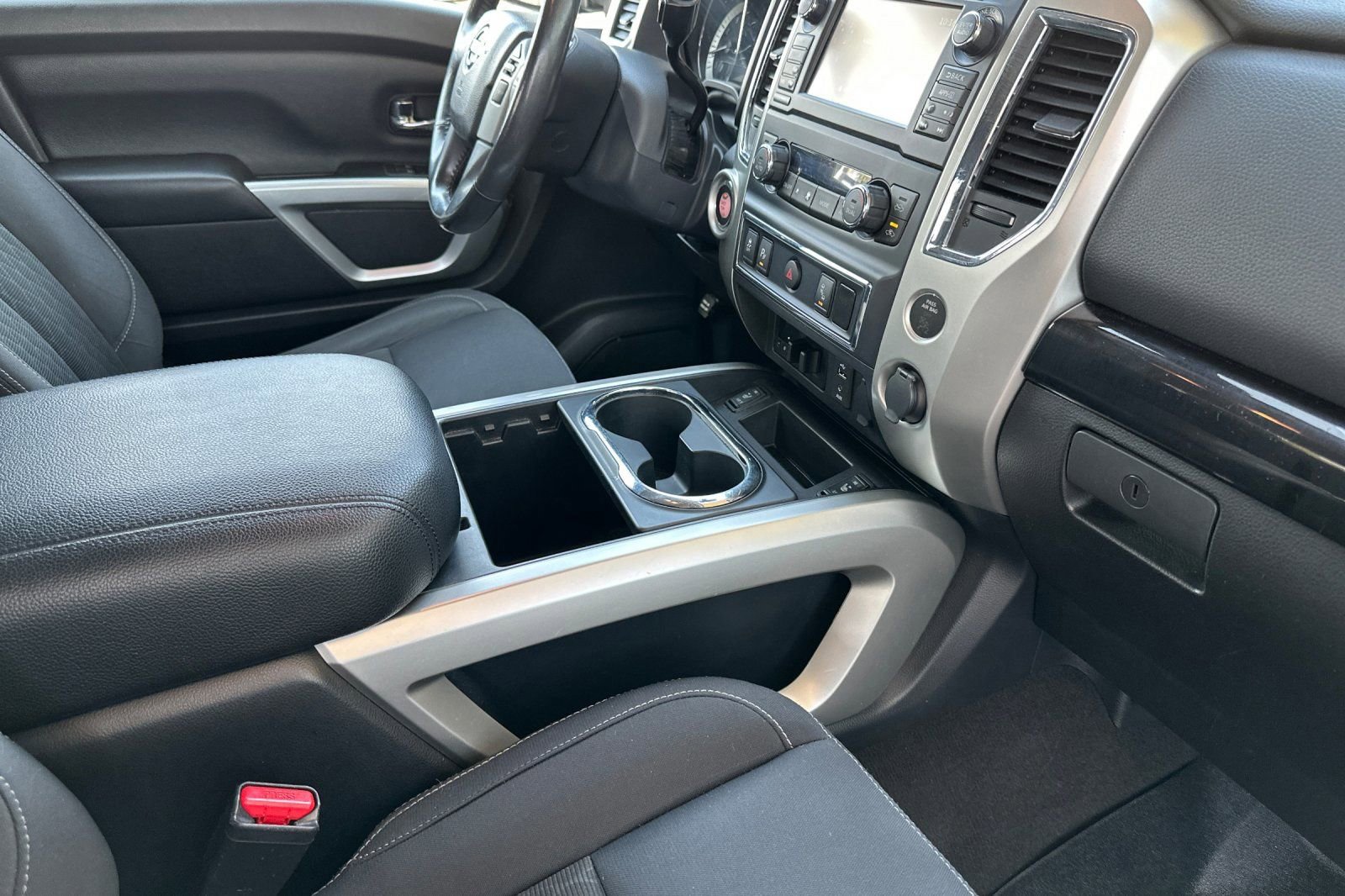 Used 2017 Nissan Titan SV image 16