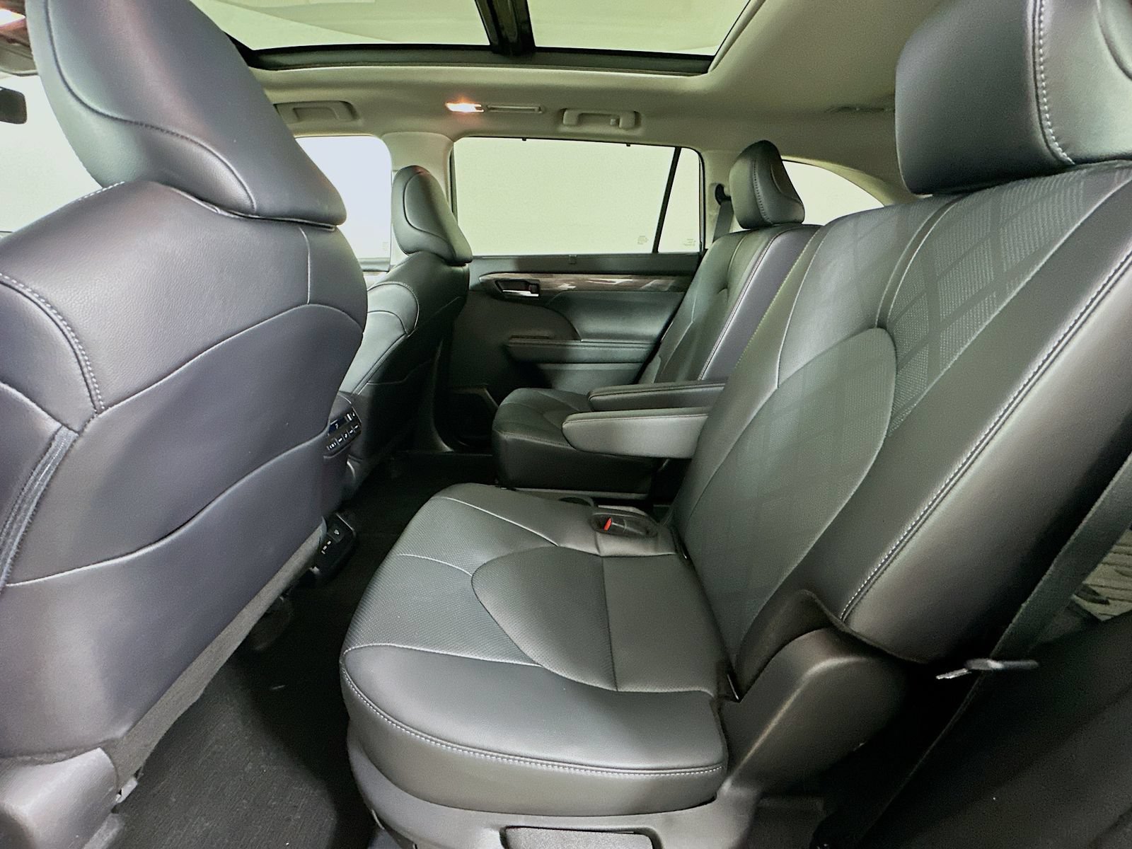 Used 2024 Toyota Highlander Platinum AWD/4WD image 38