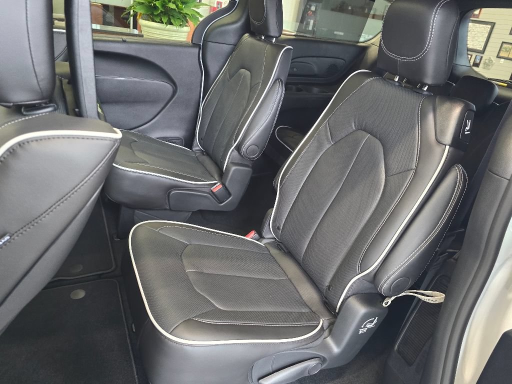 New 2026 Chrysler Pacifica Limited w/ Uconnect Theater Family Group FWD image 6