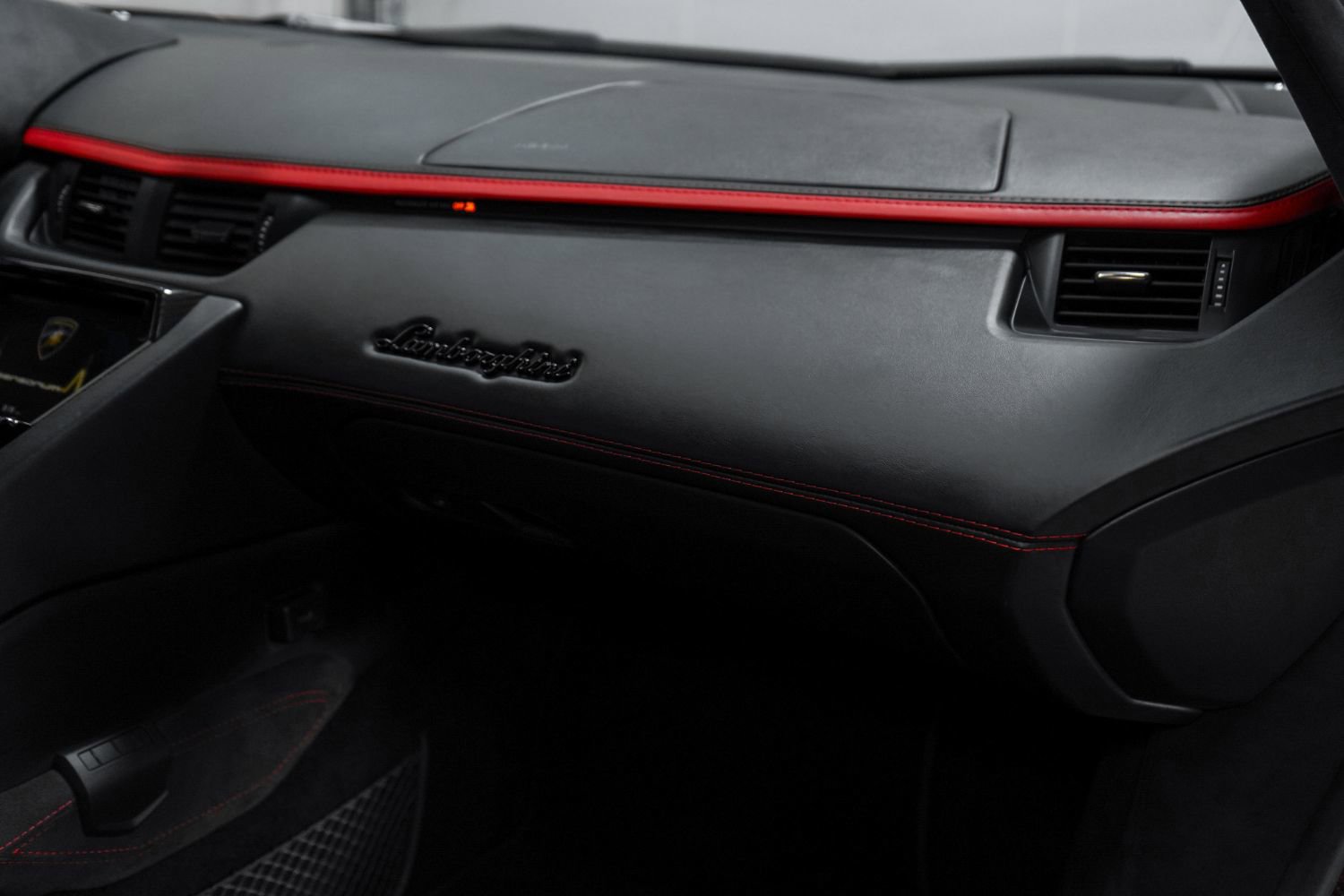 Used 2018 Lamborghini Aventador S image 31