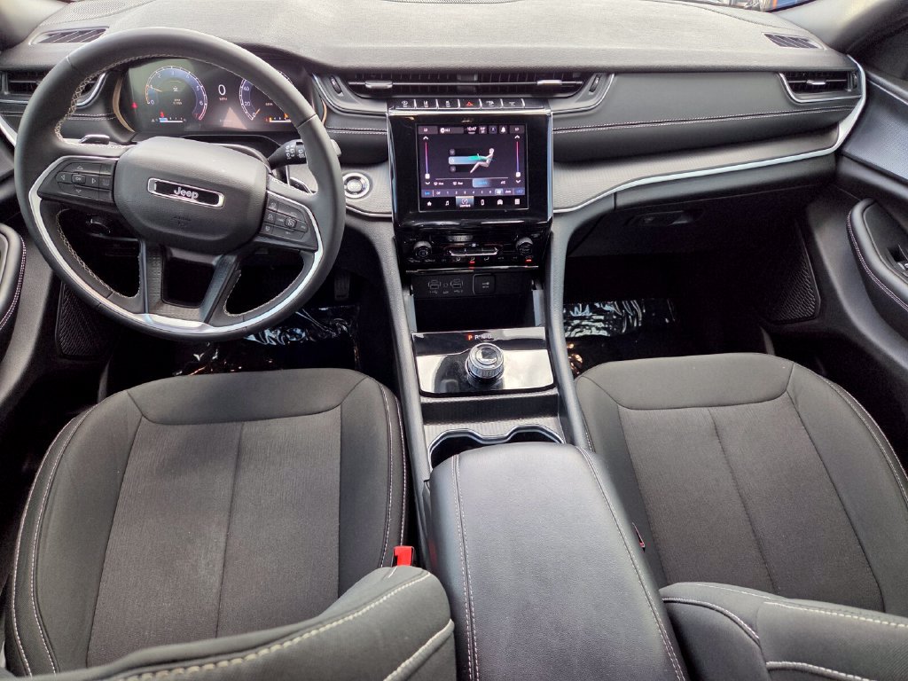 Used 2025 Jeep Grand Cherokee Laredo RWD image 8