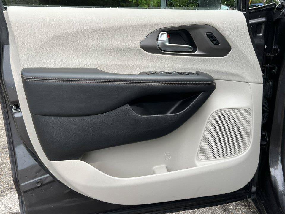 Used 2020 Chrysler Pacifica Touring-L Plus w/ Advanced Safetytec Group FWD image 15