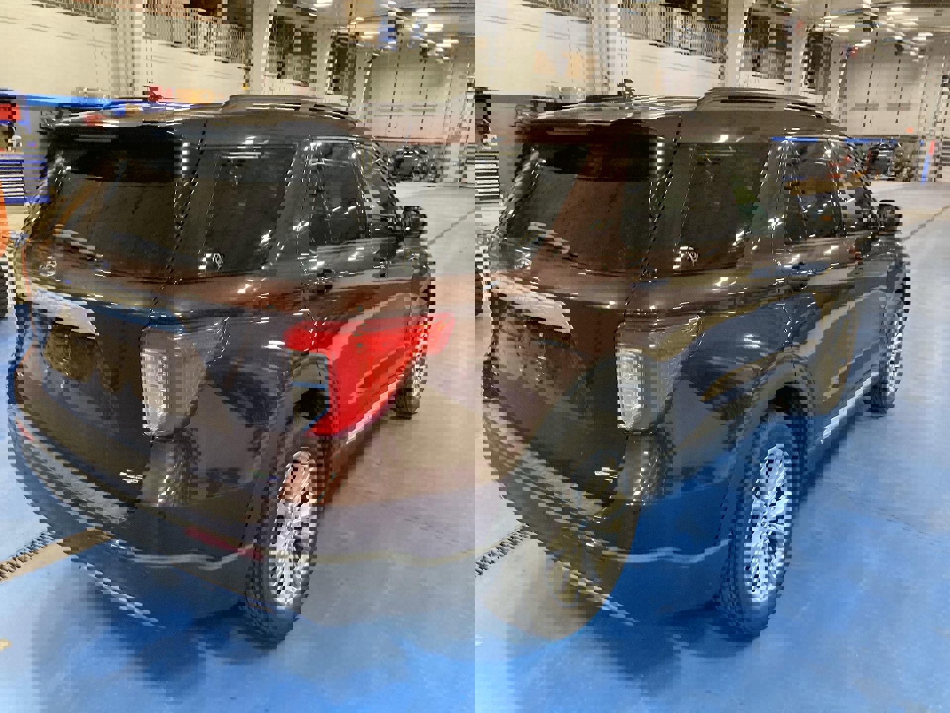 Used 2020 Ford Explorer XLT w/ Equipment Group 202A image 7