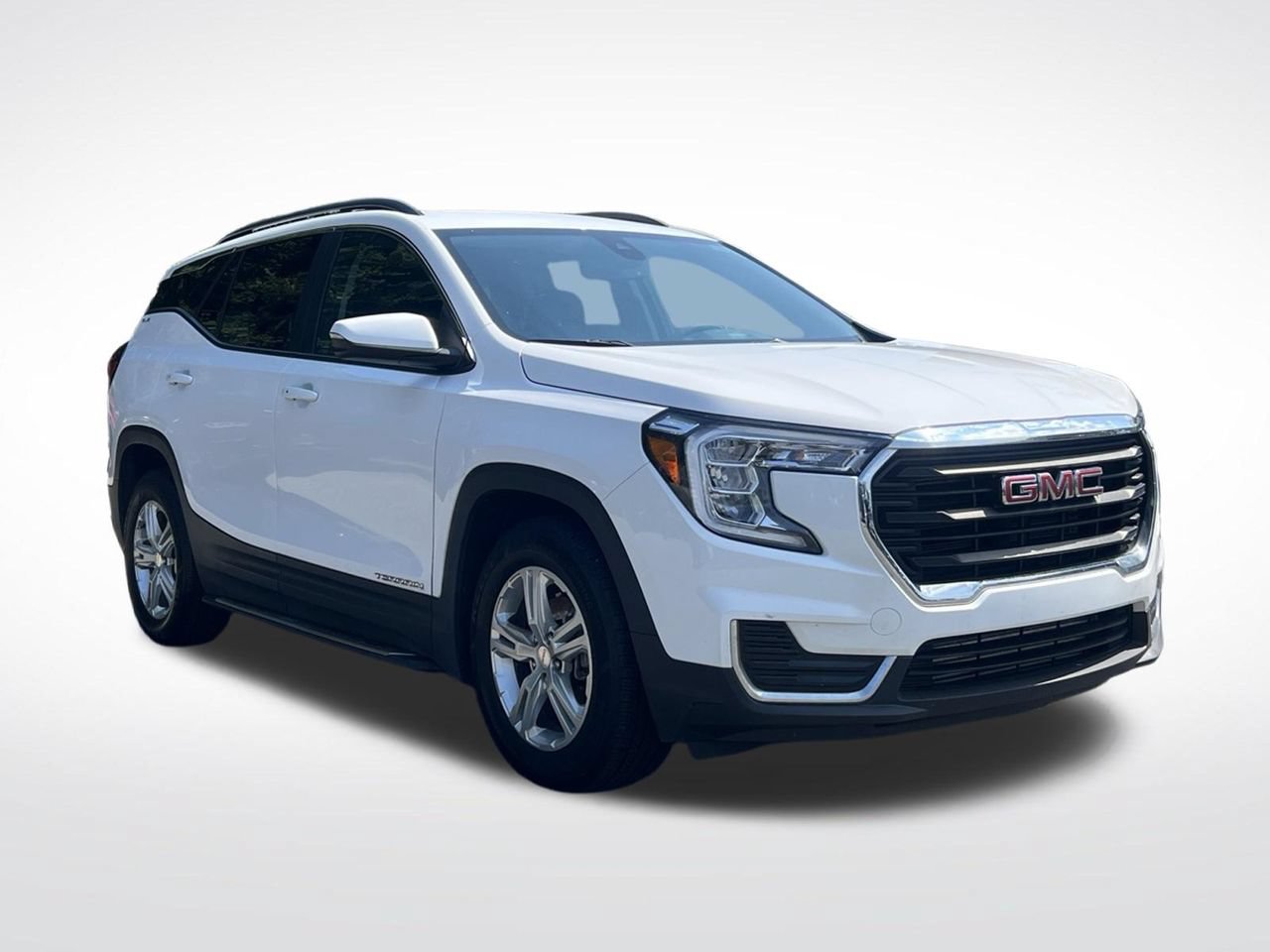 Used 2024 GMC Terrain SLE w/ Driver Convenience Package FWD image 2