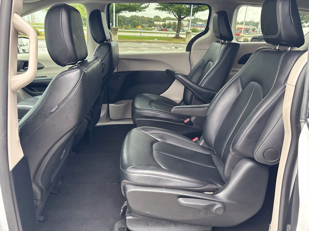 Used 2024 Chrysler Pacifica Limited FWD image 13