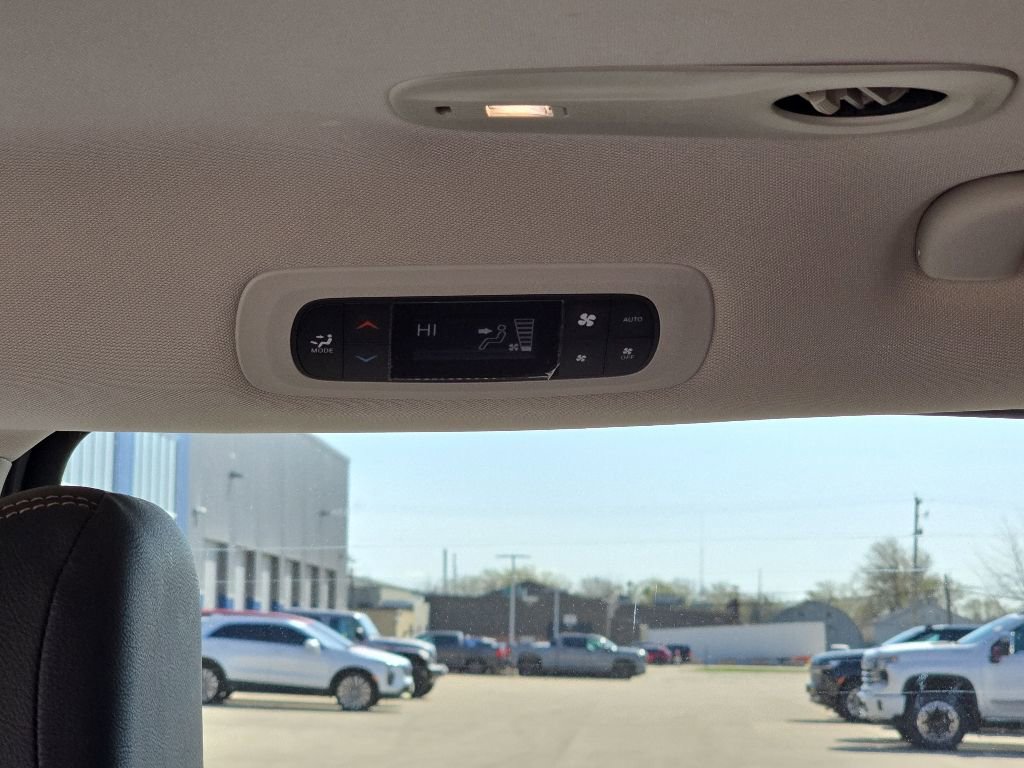 Used 2018 Chrysler Pacifica Touring-L FWD image 14