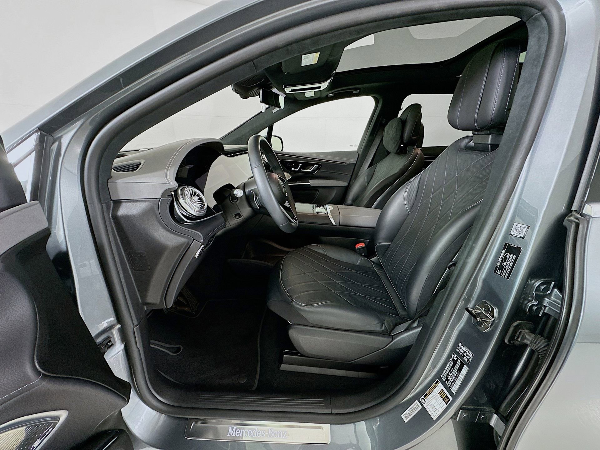 Used 2023 Mercedes-Benz EQS 580 4MATIC SUV image 23