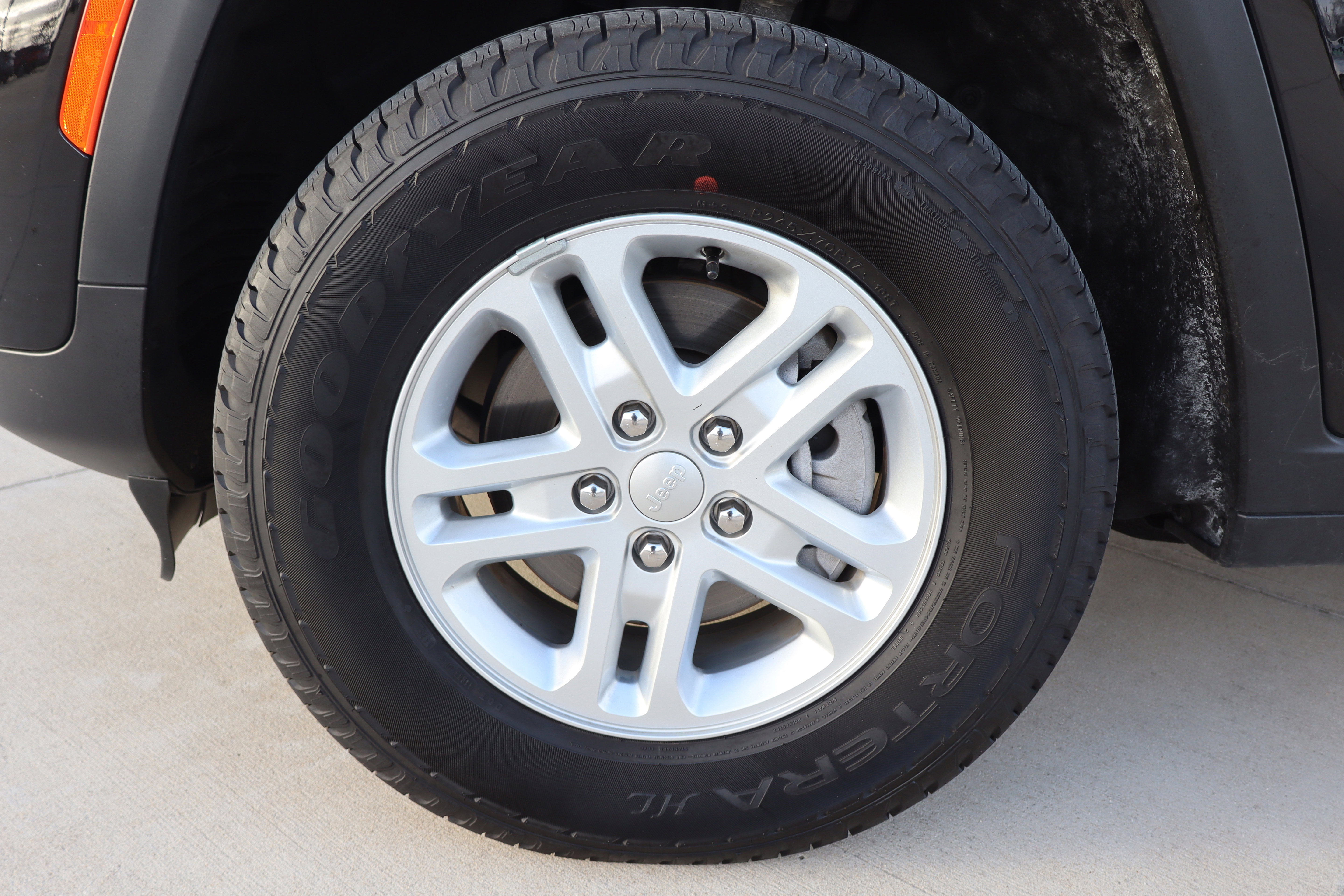 Used 2025 Jeep Grand Cherokee Laredo image 26