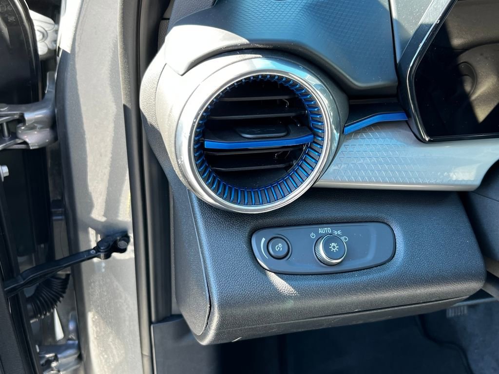 Used 2025 Chevrolet Trax LT image 18