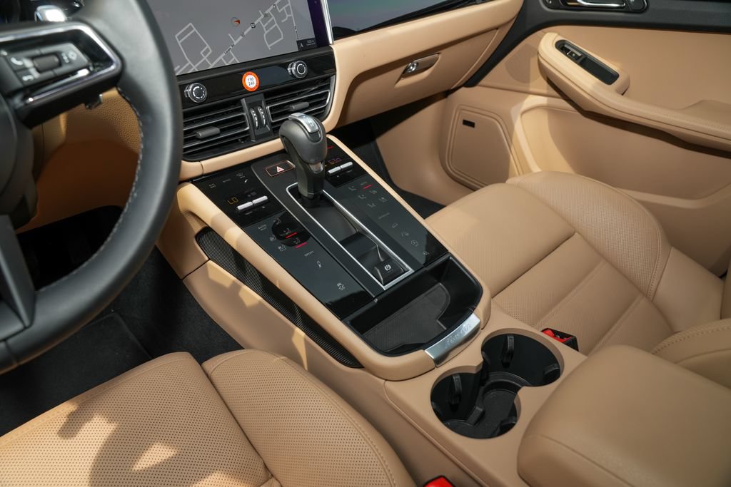 Certified 2026 Porsche Macan AWD/4WD image 25