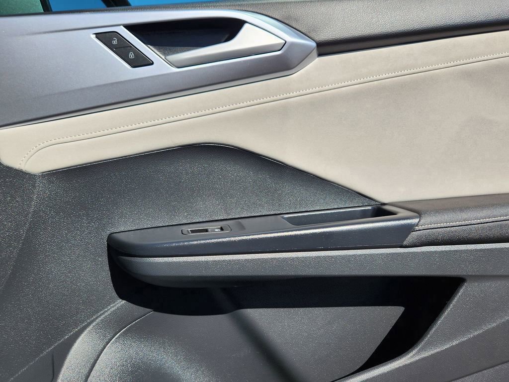 Used 2025 Volkswagen Taos SE image 19