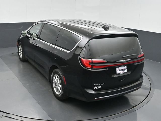 Used 2025 Chrysler Pacifica Select image 33