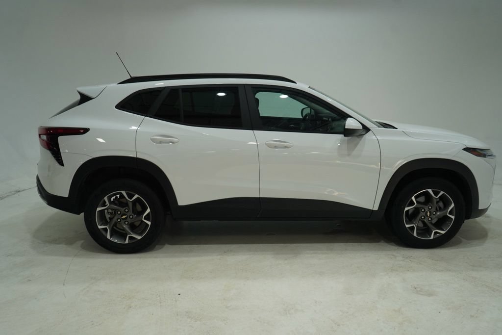 Used 2025 Chevrolet Trax LT FWD image 8
