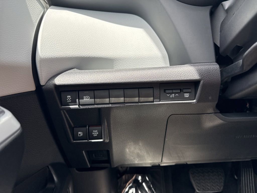 Used 2025 Toyota Sienna LE FWD image 24