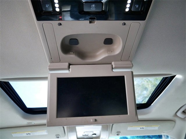 Used 2017 Chevrolet Suburban LT image 11