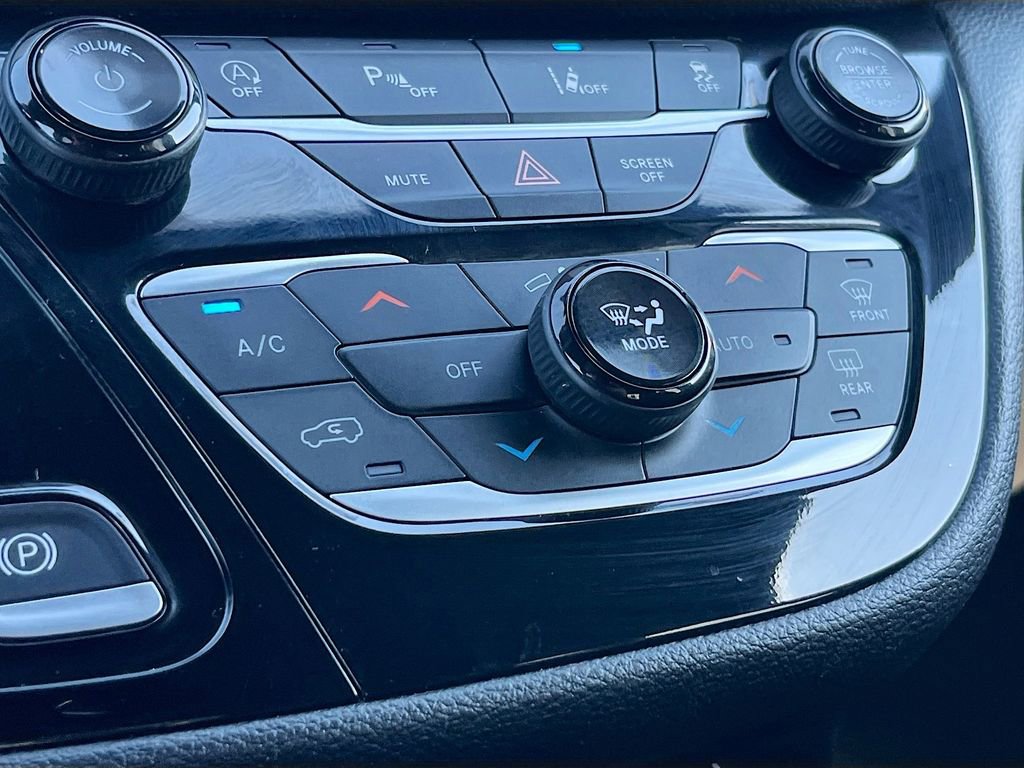 Used 2023 Chrysler Pacifica Touring image 15