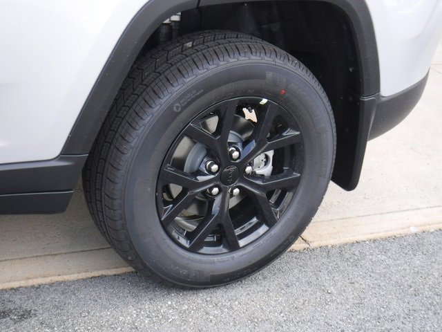 New 2025 Jeep Grand Cherokee Altitude image 4