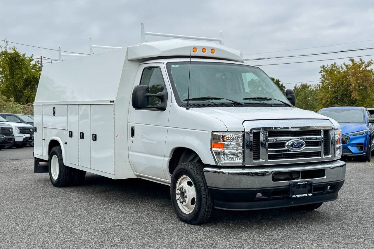 Used 2024 Ford E-450 and Econoline 450 Super Duty w/ Power Windows & Locks Group RWD image 1