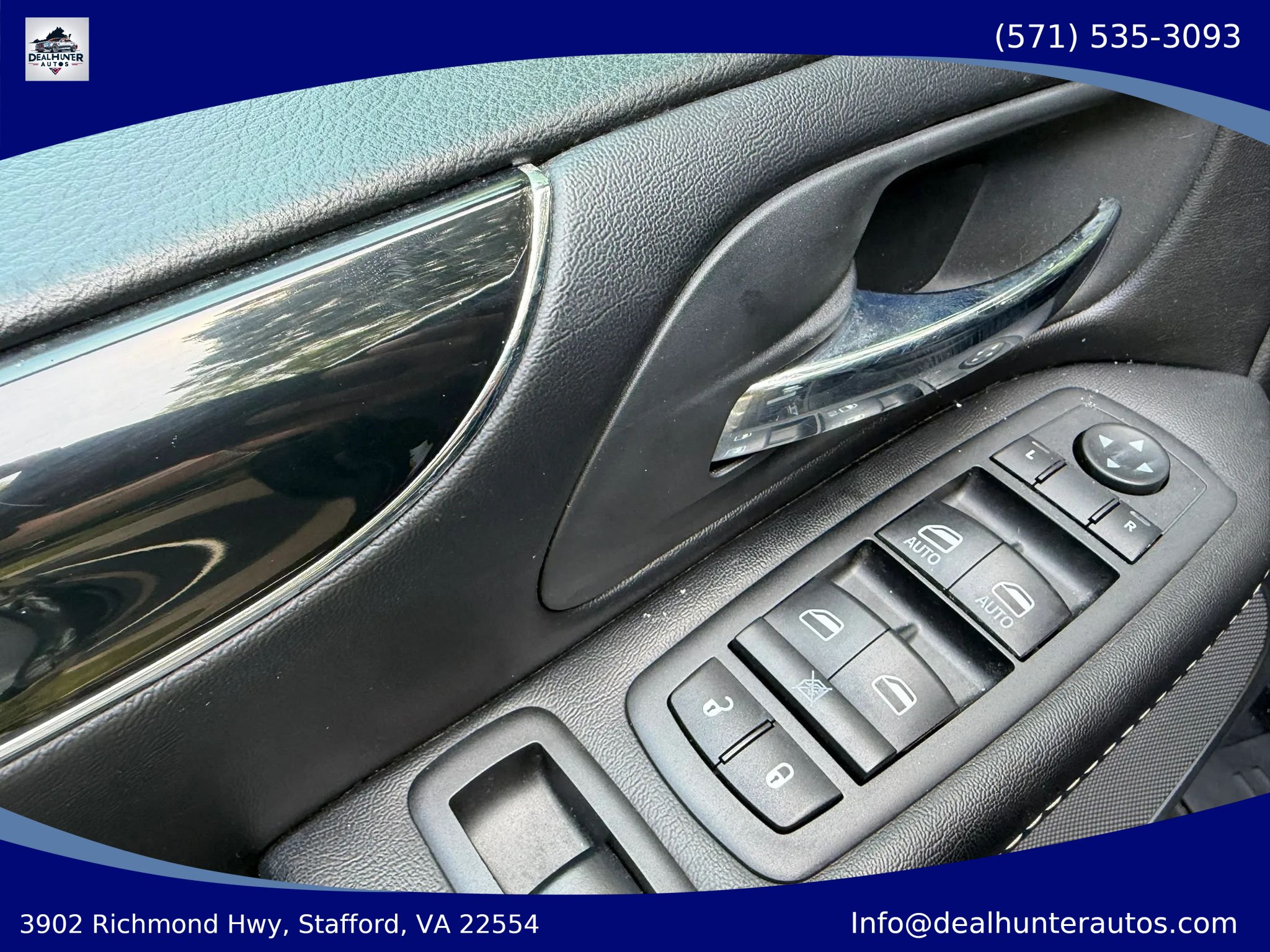 Used 2015 Chrysler Town & Country S FWD image 23