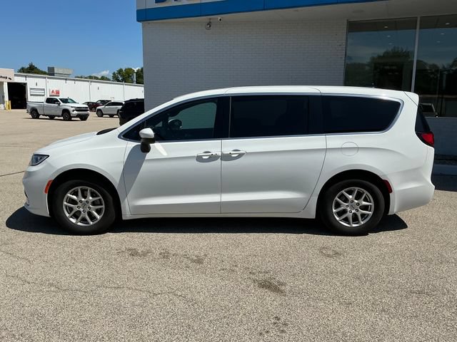 Used 2023 Chrysler Pacifica Touring FWD image 2