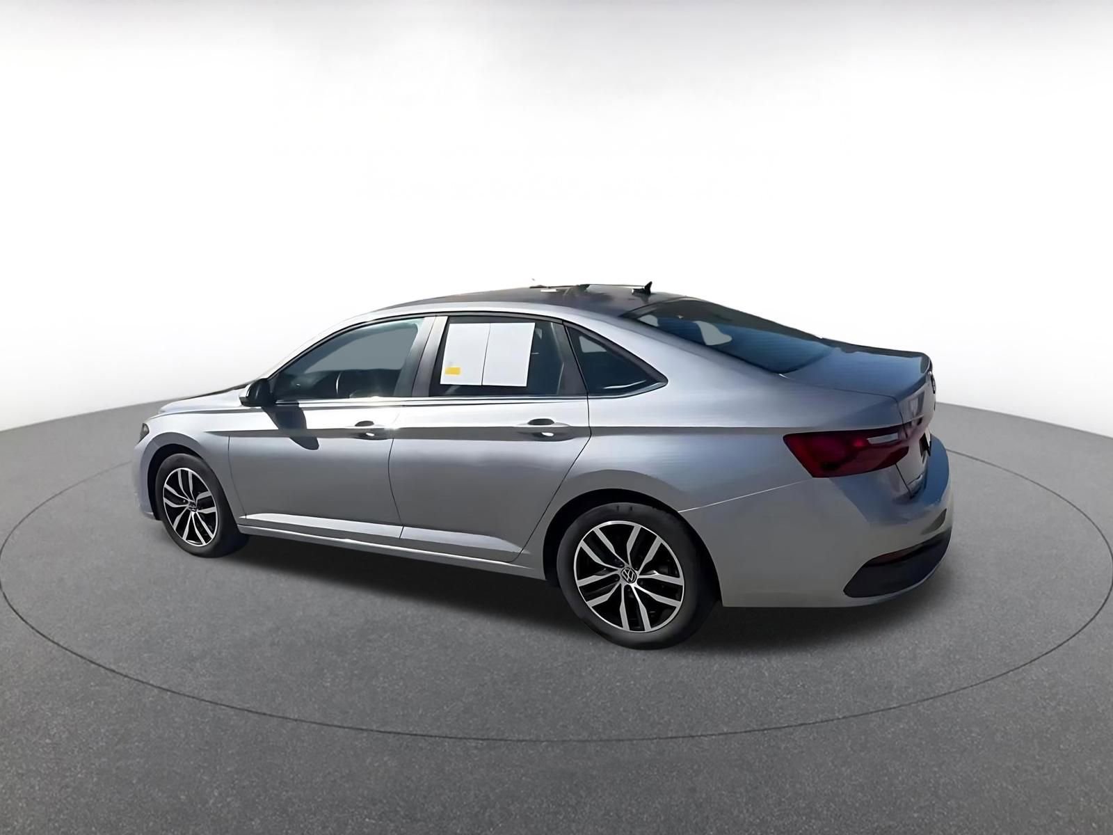 Used 2025 Volkswagen Jetta SE FWD image 10