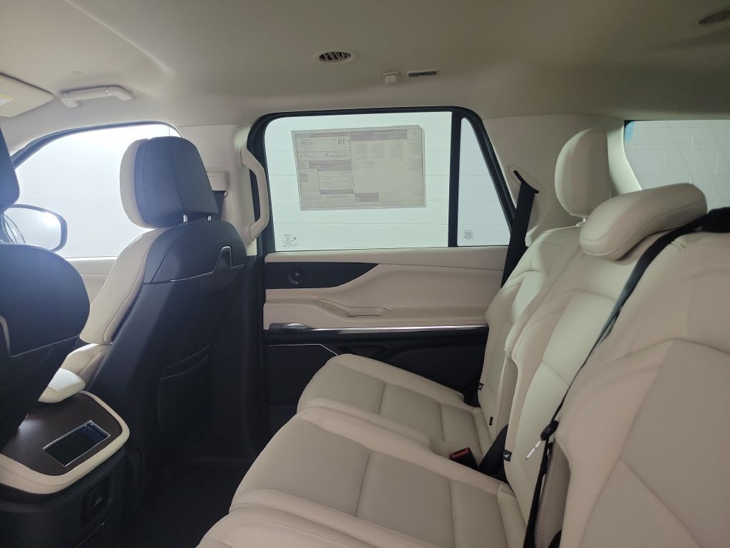 New 2027 Lincoln Navigator Premiere RWD image 14