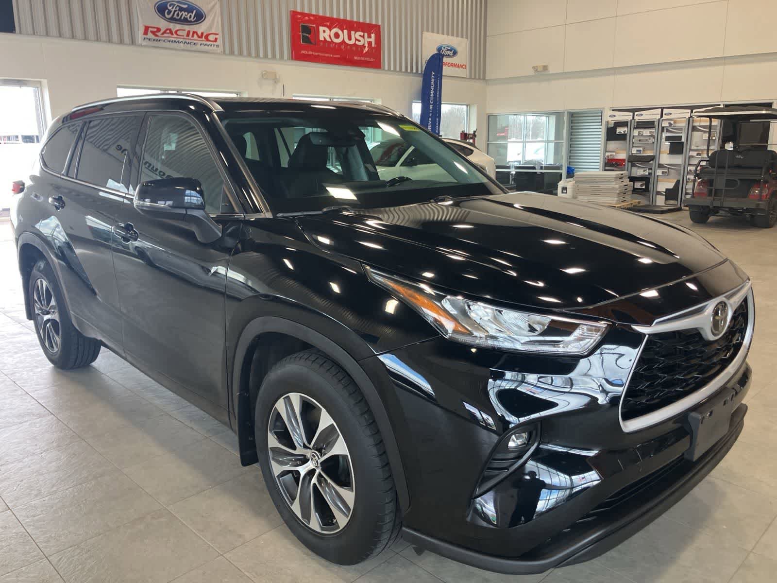 Used 2020 Toyota Highlander XLE AWD/4WD image 3