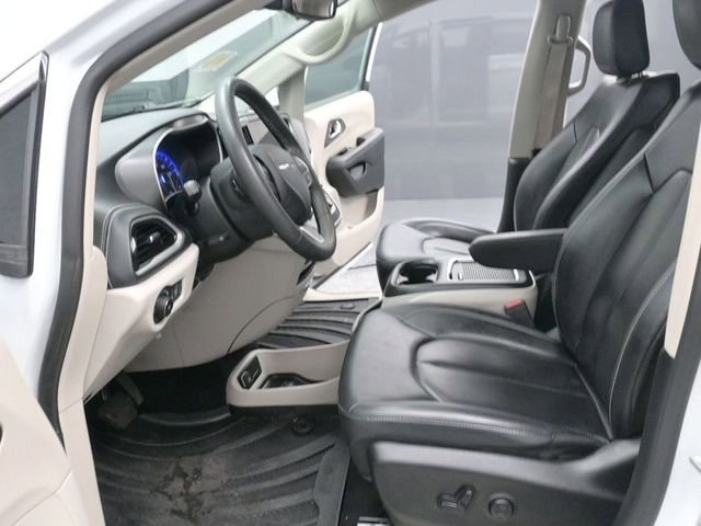 Used 2023 Chrysler Pacifica Touring-L image 14