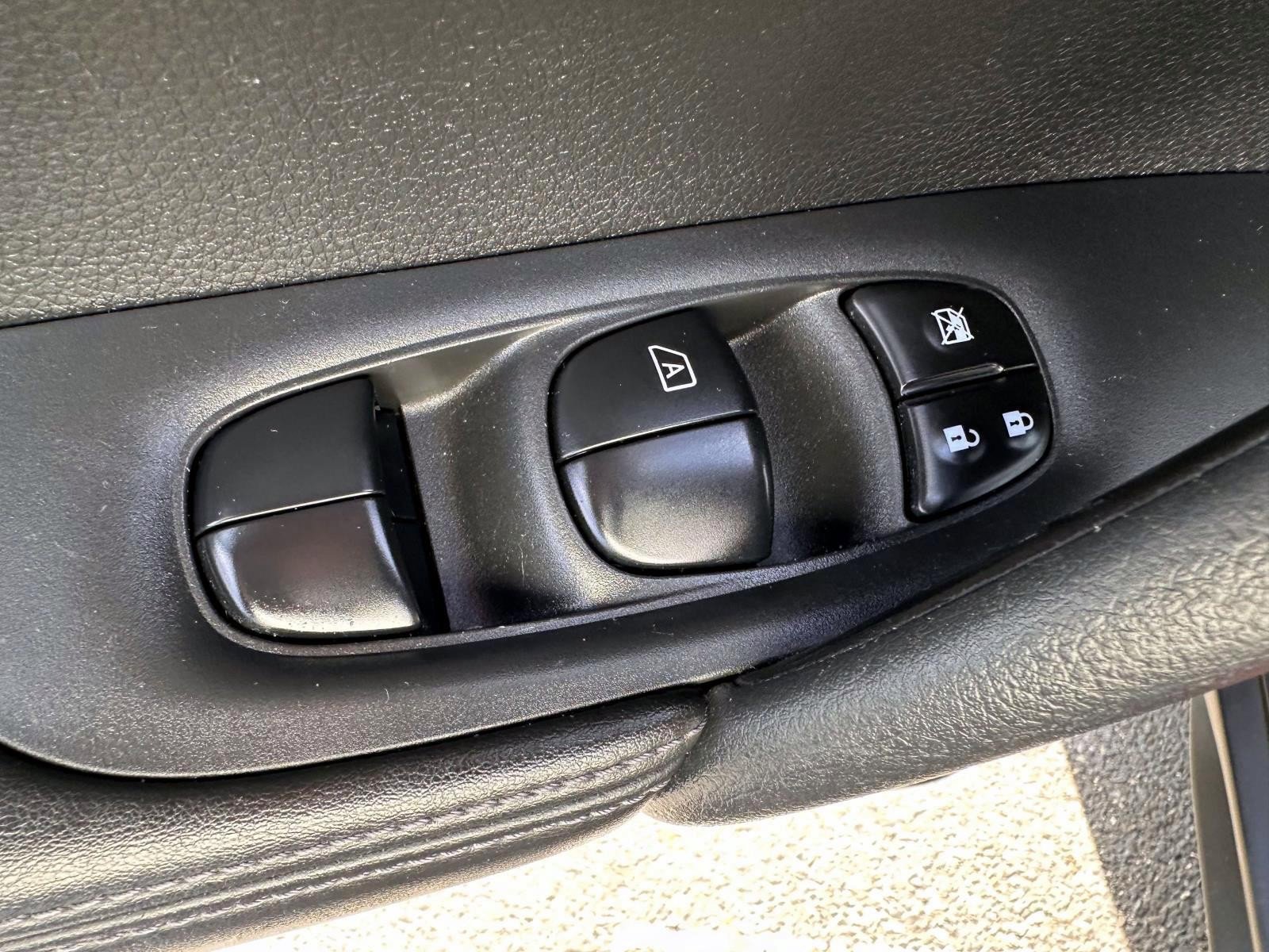 Used 2020 Nissan Rogue SV w/ Premium Package AWD/4WD image 9