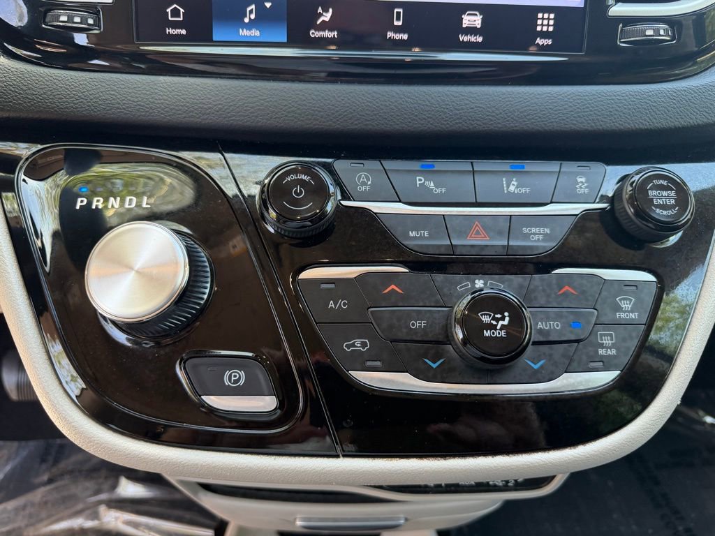 Used 2023 Chrysler Pacifica Touring-L FWD image 27