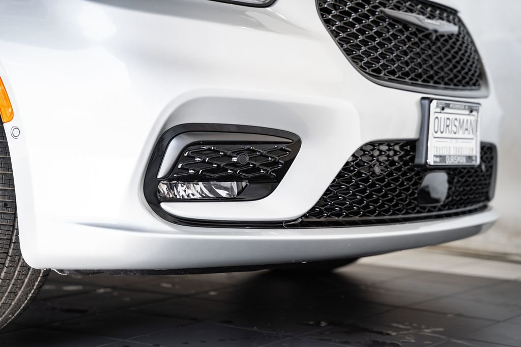 New 2026 Chrysler Pacifica Limited w/ Uconnect Theater Family Group image 12