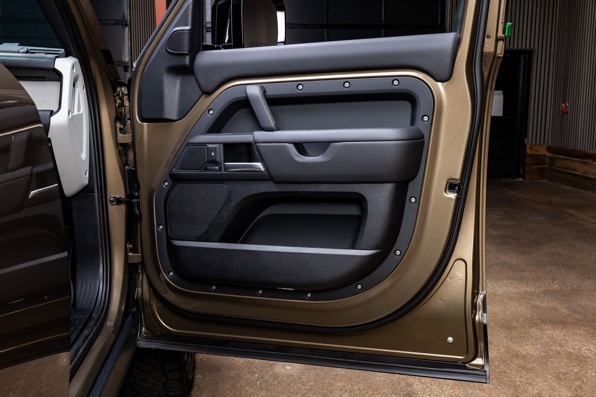 Used 2025 Land Rover Defender 110 X-Dynamic SE image 35