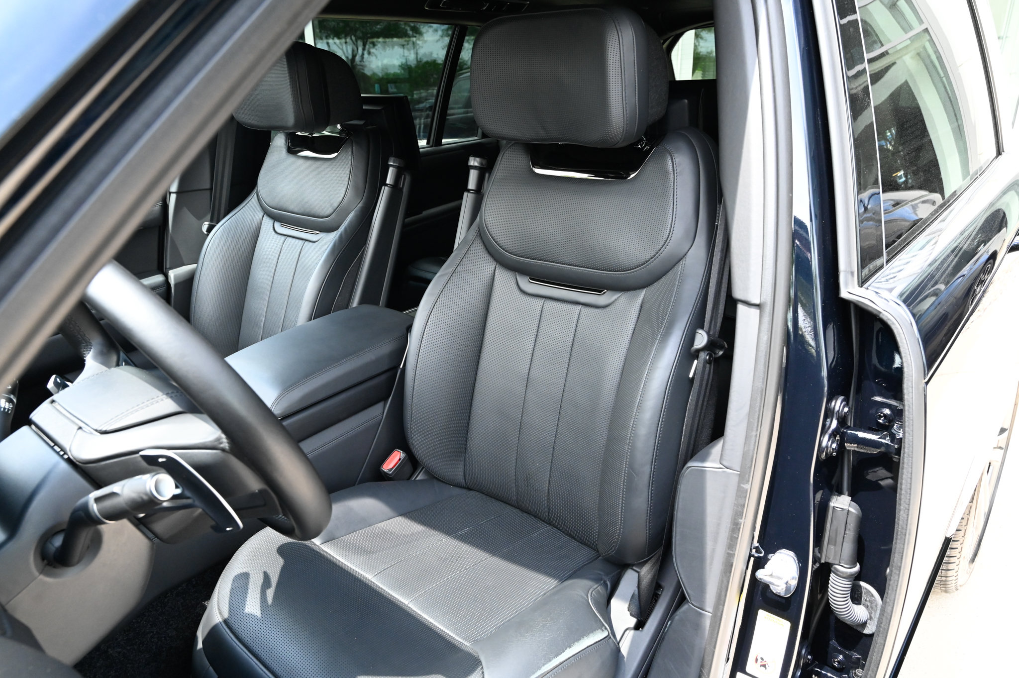 Used 2023 Land Rover Range Rover SV AWD/4WD image 18
