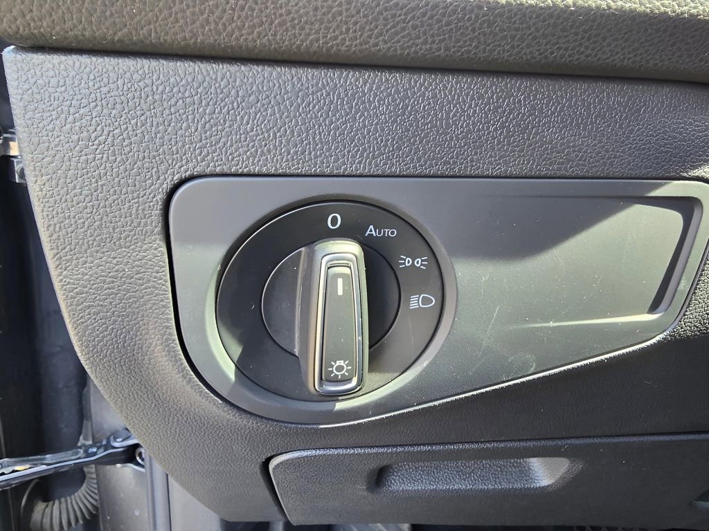 Used 2021 Volkswagen Tiguan SE w/ Panoramic Sunroof Package image 15