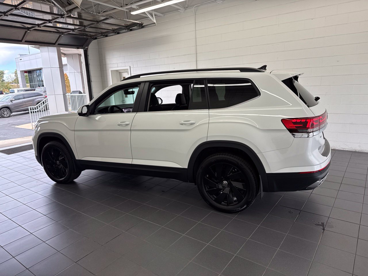 Used 2026 Volkswagen Atlas SE FWD image 5