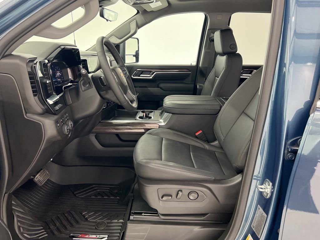 Used 2025 Chevrolet Silverado 2500 LTZ w/ LTZ Premium Package image 18