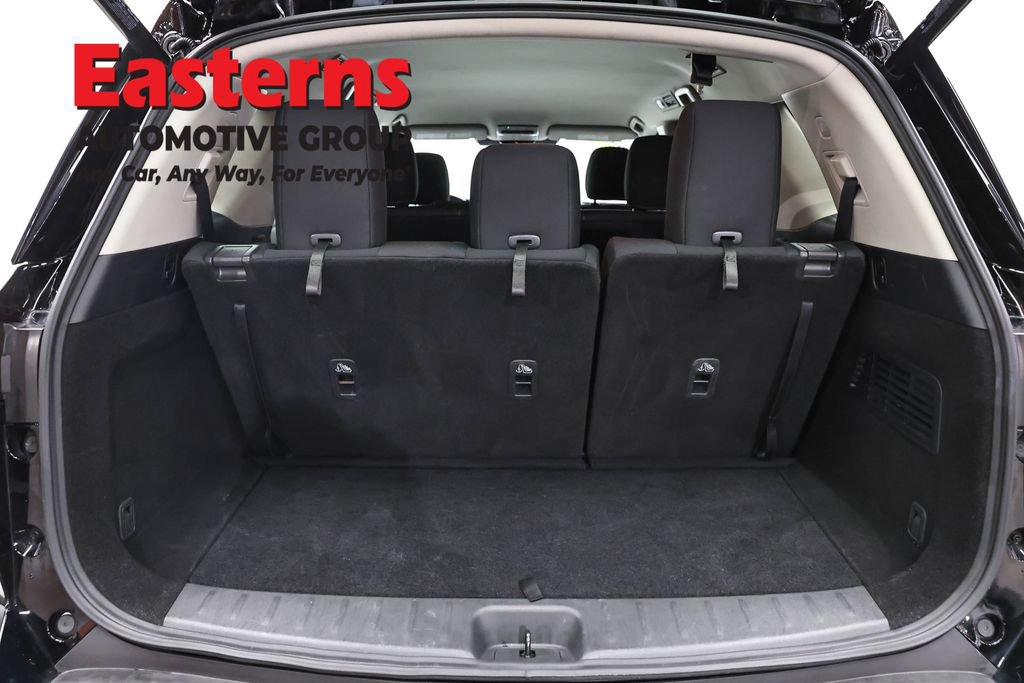 Used 2025 Nissan Pathfinder SV FWD image 9