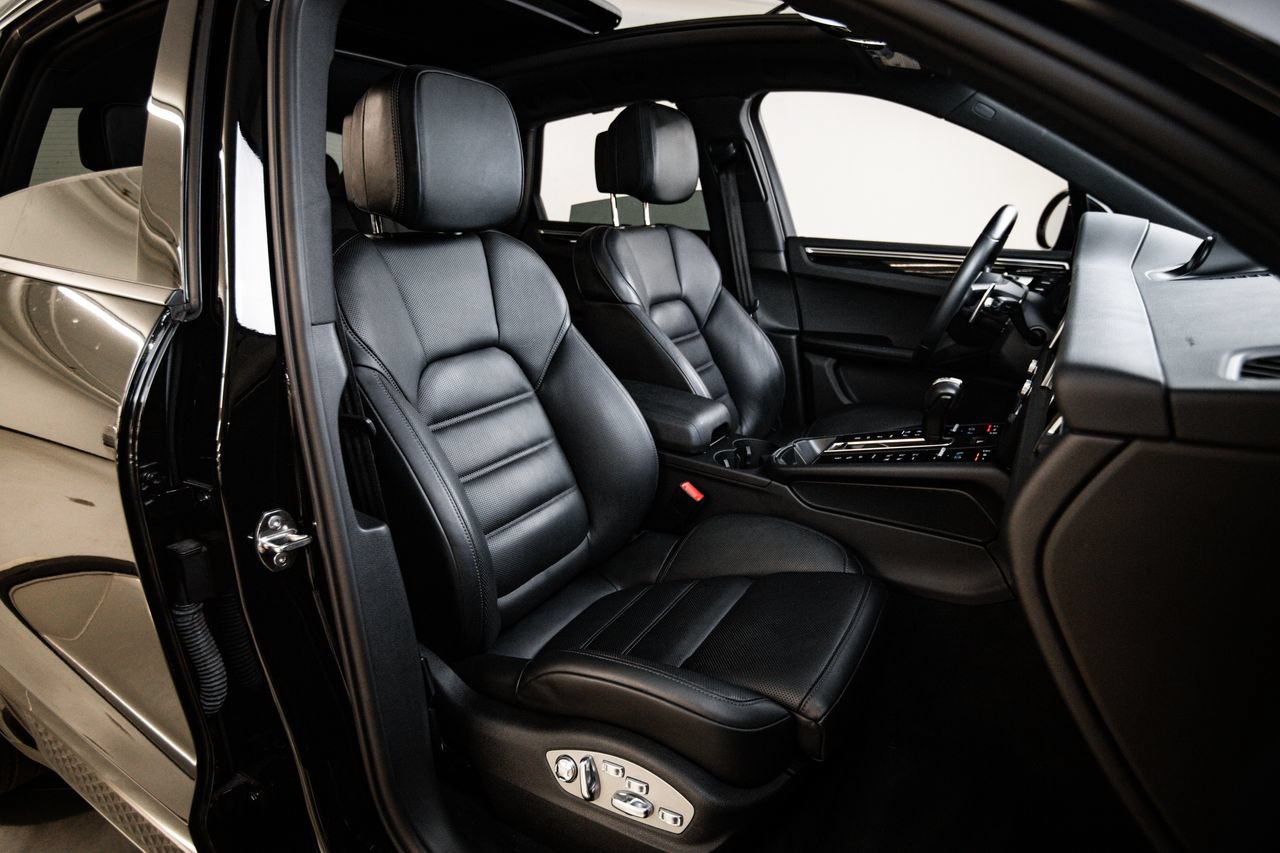 Certified 2024 Porsche Macan AWD/4WD image 29