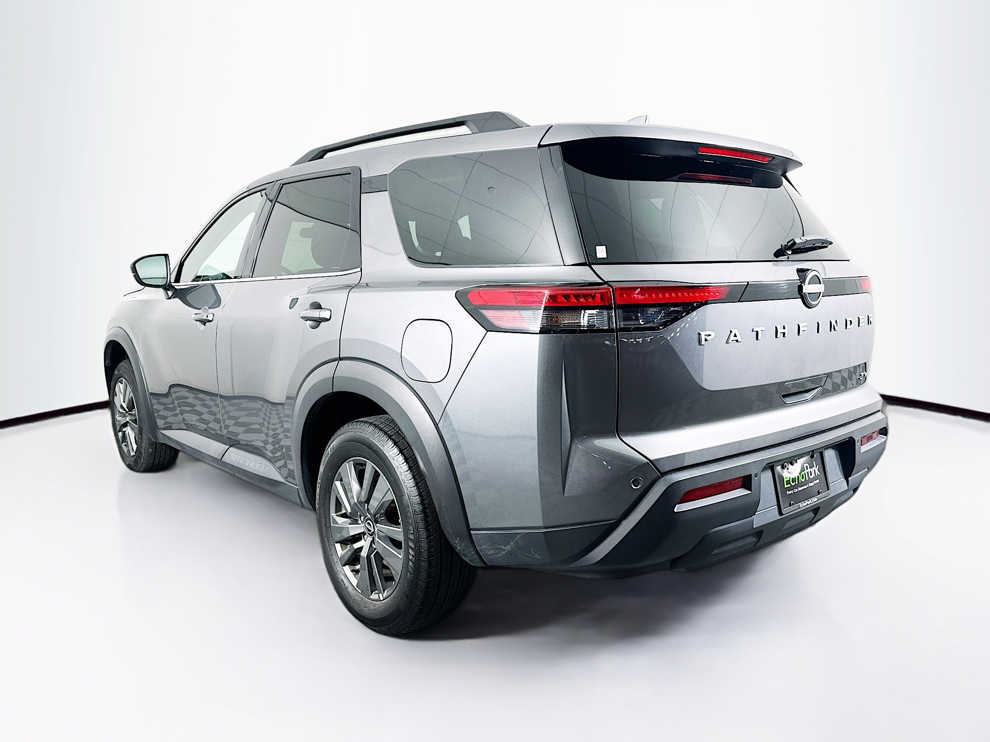 Used 2024 Nissan Pathfinder SV image 5