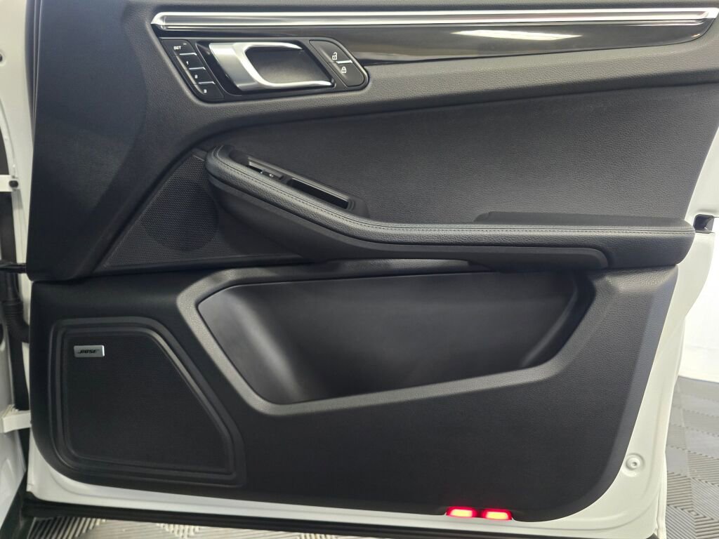 Certified 2024 Porsche Macan image 27