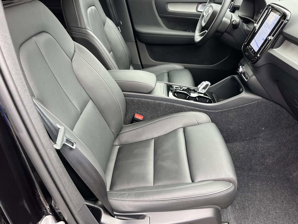 Used 2025 Volvo XC40 B5 Plus w/ Protection Package Premier image 23