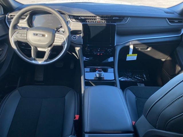 New 2025 Jeep Grand Cherokee Altitude AWD/4WD image 33