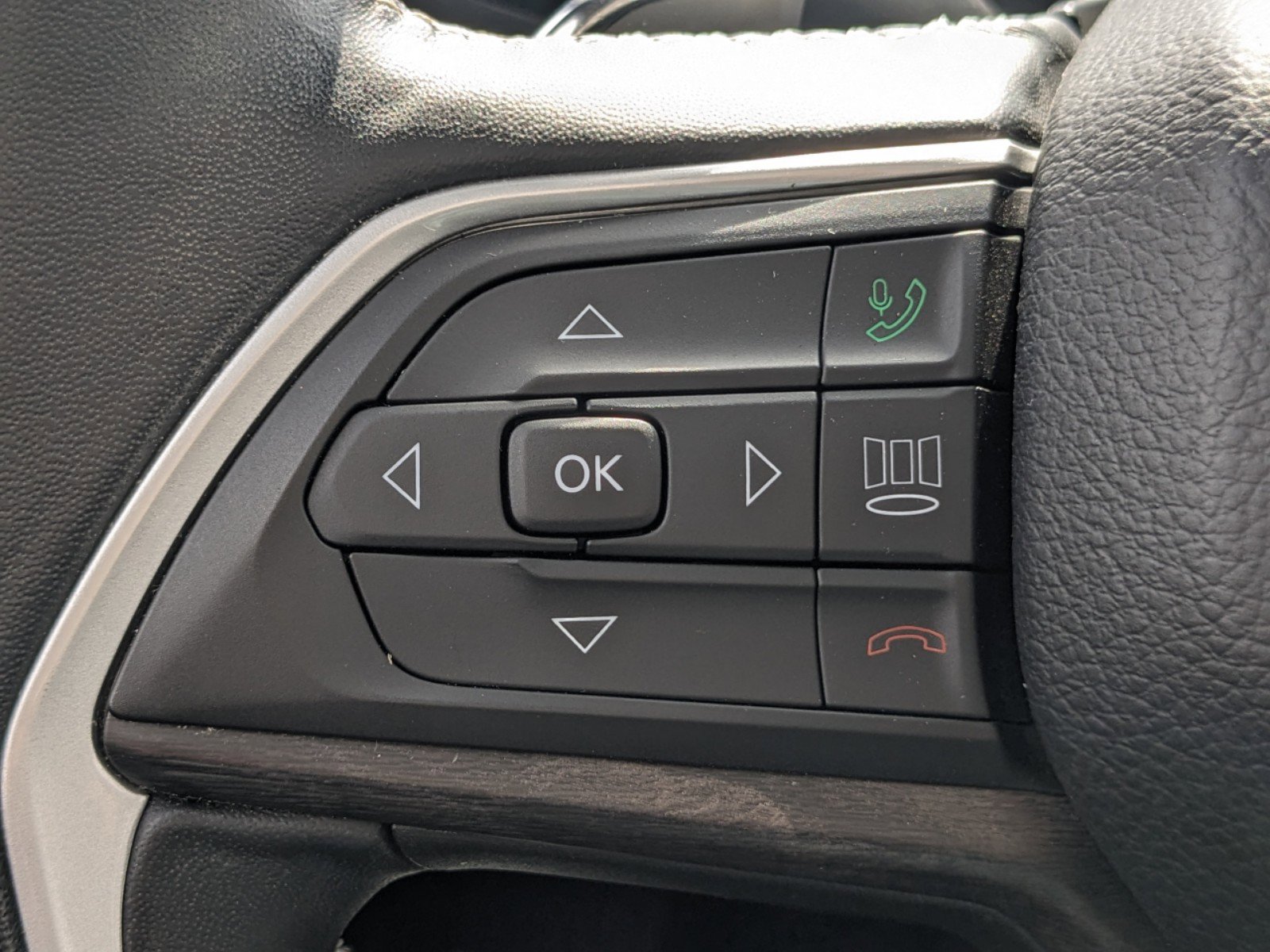 Used 2022 Jeep Grand Cherokee Limited image 28