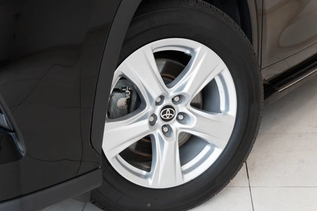 Used 2022 Toyota Highlander L FWD image 2