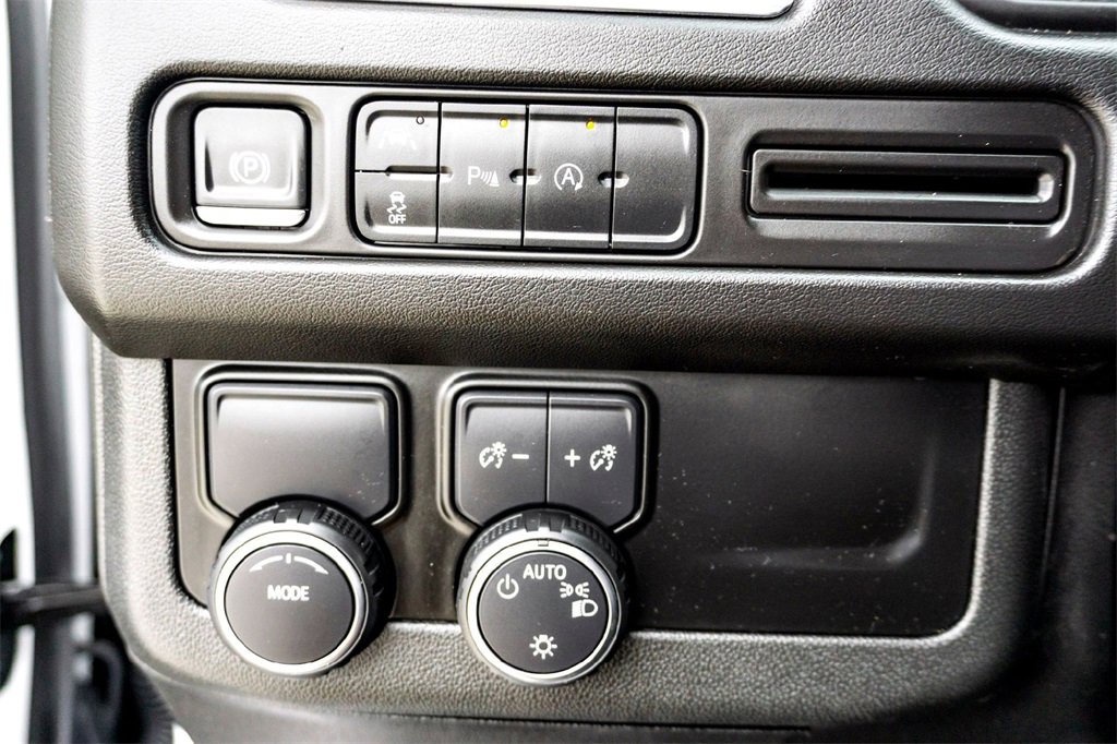 Used 2023 Chevrolet Suburban Premier image 16