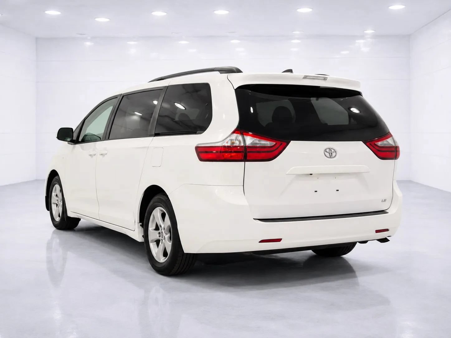 Used 2020 Toyota Sienna LE FWD image 3